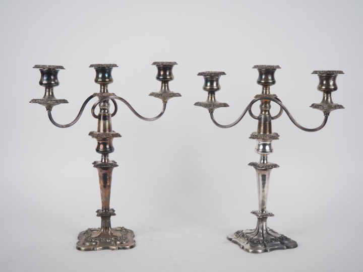 Paire de candélabres anglais début XXème en métal argenté, à décor de 