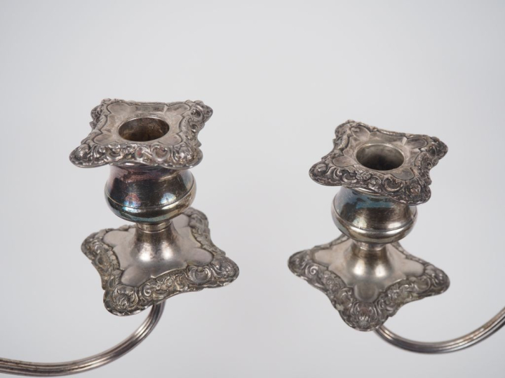 Paire de candélabres anglais début XXème en métal argenté, à décor de 
