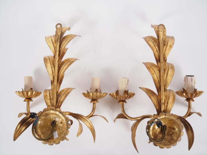 Paire d'appliques doubles en tôle dorée à décor de feuillage. H. 40 cm