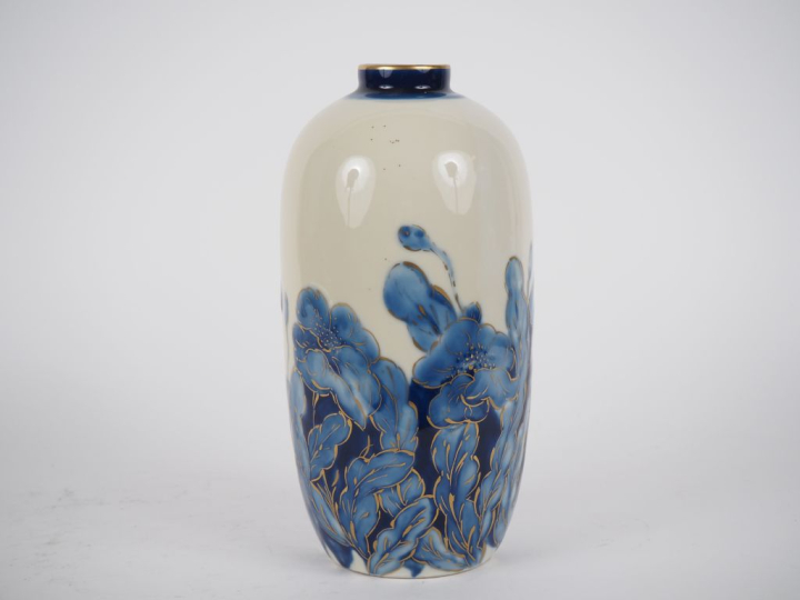 THARAUD à Limoges.  Vase en porcelaine à décor en camaieu de bleu reha