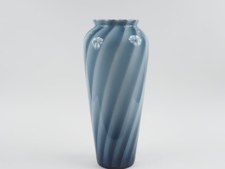 Vase en verre de Murano à décor nuancé bleu et blanc. H. 50 cm