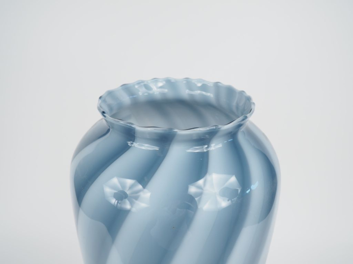 Vase en verre de Murano à décor nuancé bleu et blanc. H. 50 cm