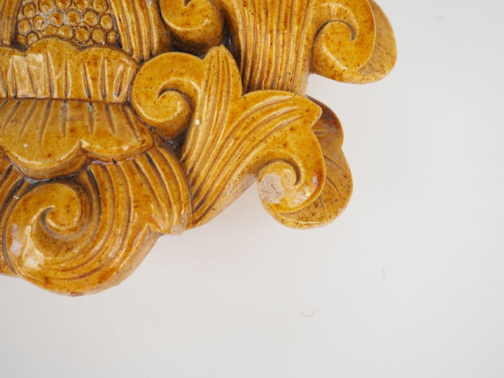 Paire d'appliques murales en terre vernissée ocre à décor de rinceaux 