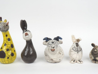 Vente aux enchères Ecole française XXème.  Suite de 5 animaux en céramique émaillée. H. 1