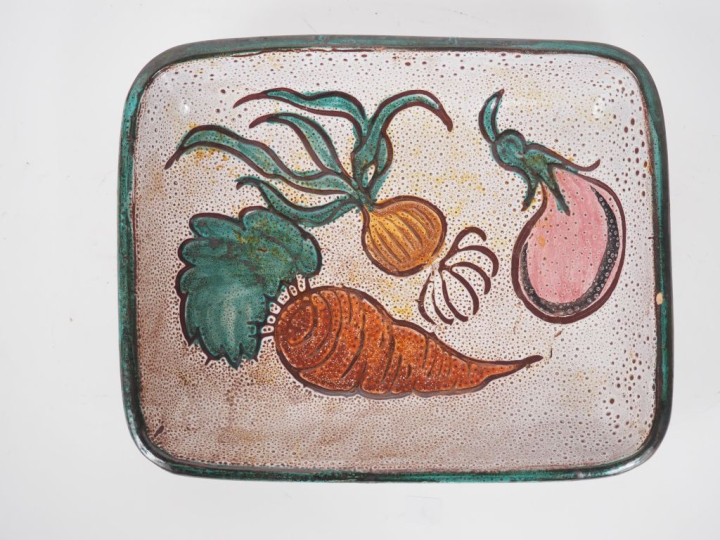 VALLAURIS.   Jatte en céramique à décor polychrome de légumes. Dim. 25