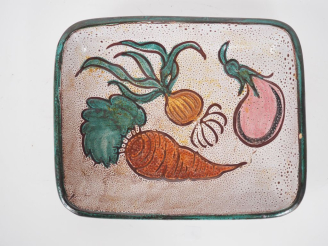 Vente aux enchères VALLAURIS.   Jatte en céramique à décor polychrome de légumes. Dim. 25