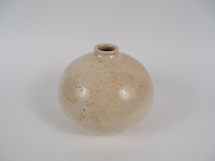 Vase boule en céramique mouchetée ocre. H. 22 cm