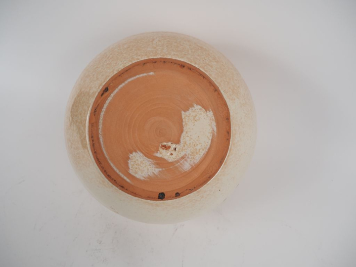 Vase boule en céramique mouchetée ocre. H. 22 cm