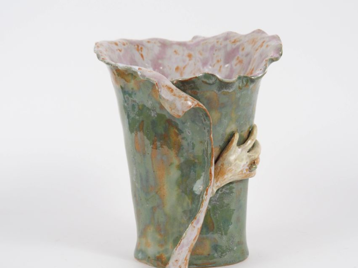 Vase en céramique contemporaine, à décor en relief de main de femme.  