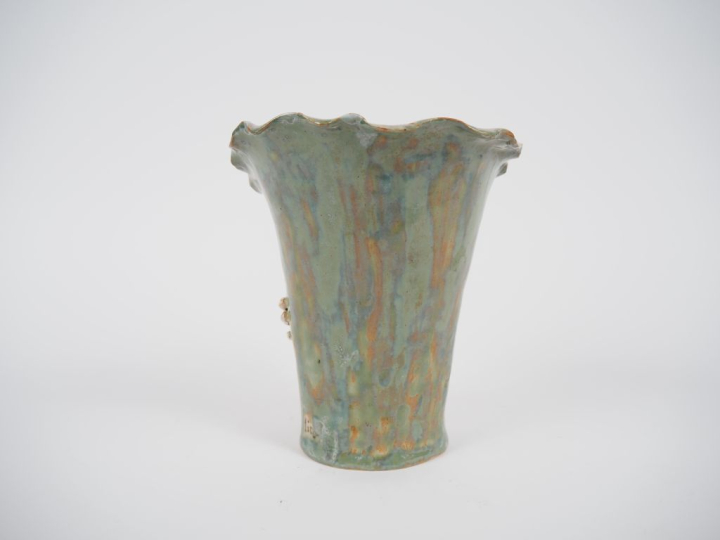 Vase en céramique contemporaine, à décor en relief de main de femme.  
