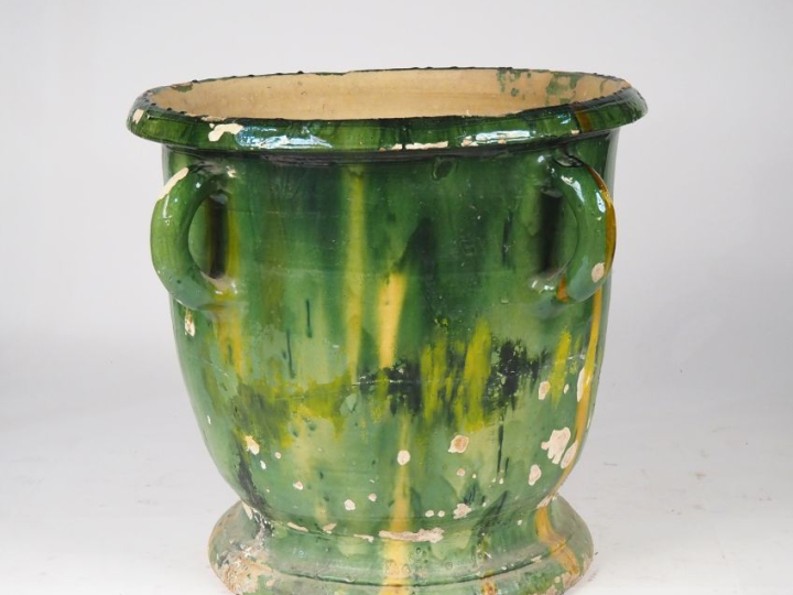 Grand pot de jardin en terre vernissée verte et jaune, à quatre anses,
