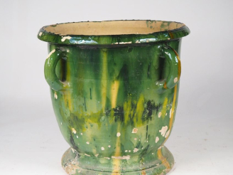 Vente aux enchères Grand pot de jardin en terre vernissée verte et jaune, à quatre anses,