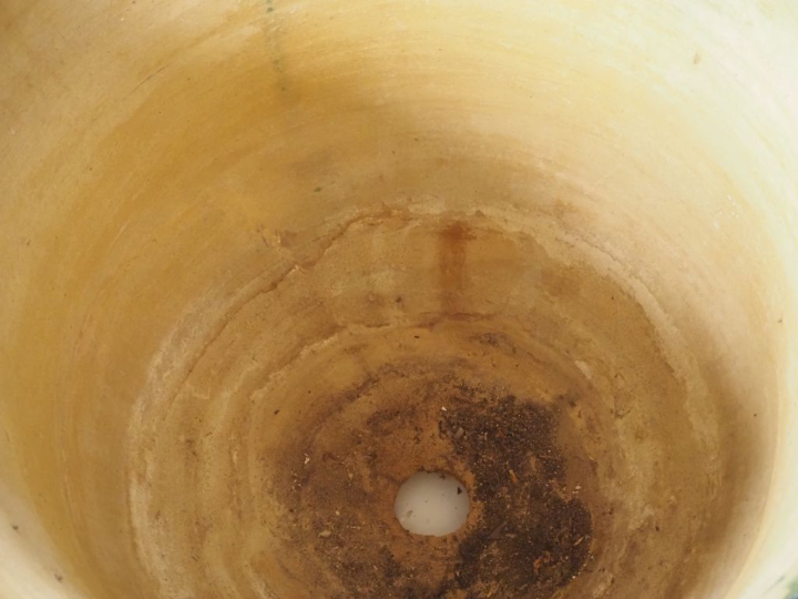 Grand pot de jardin en terre vernissée verte et jaune, à quatre anses,