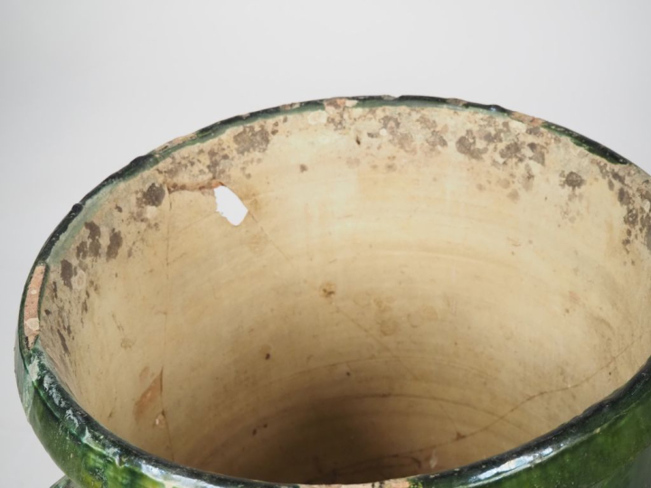 2 pots de jardin à anses en terre vernissée verte, sur piedouche. Dim.