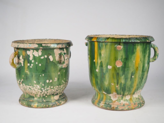 Vente aux enchères 2 différents pots en terre vernissée verte nuancée de jaune, sur piédo