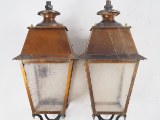 Vente aux enchères Paire de lanternes en fer forgé et laiton, éclairant à une lumière. H.