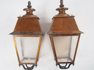 Vente aux enchères Paire de lanternes en fer forgé et laiton, éclairant à une lumière. H.