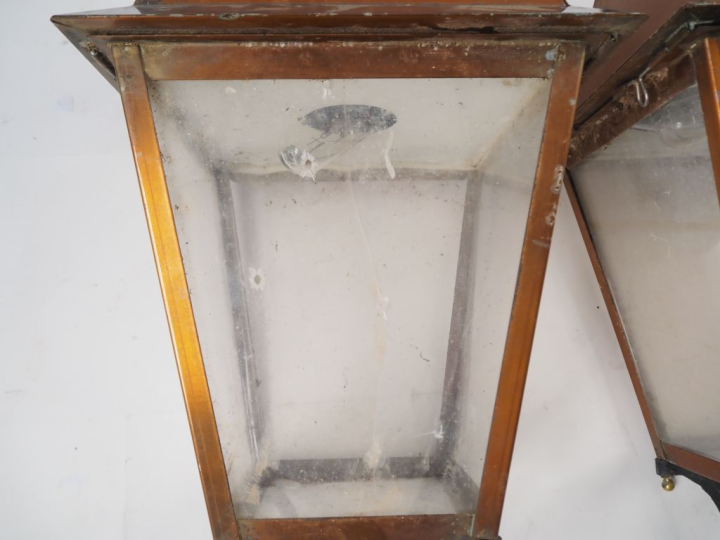 Paire de lanternes en fer forgé et laiton, éclairant à une lumière. H.