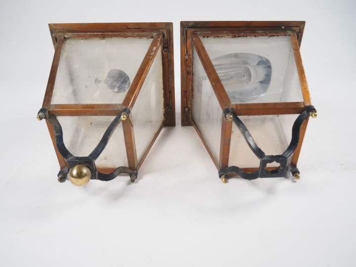 Paire de lanternes en fer forgé et laiton, éclairant à une lumière. H.