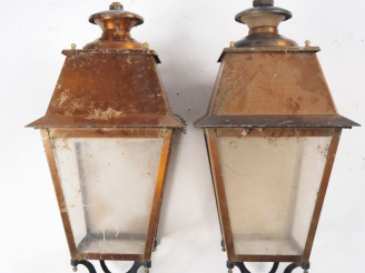 Vente aux enchères Paire de lanternes en fer forgé et laiton, éclairant à une lumière. H.