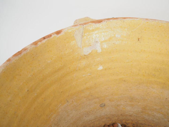 2 différentes grésaille en terre vernissée jaune. Dim. 25 x 43 cm - 20