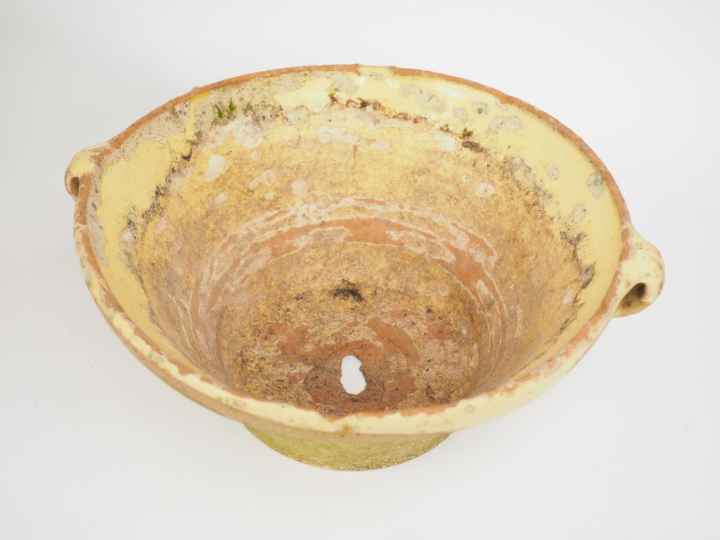 2 différentes grésaille en terre vernissée jaune. Dim. 25 x 43 cm - 20