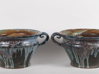 Vente aux enchères Paire de grands cache pots à anses en grès flammé polychrome. H. 25 cm
