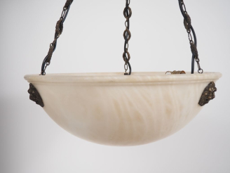 Vente aux enchères Suspension en albâtre en forme de vasque à l'antique, éclairant à troi