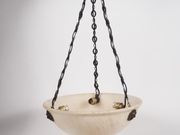 Suspension en albâtre en forme de vasque à l'antique, éclairant à troi