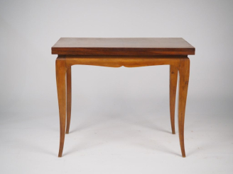 Vente aux enchères Table à écrire de style Louis XV, plateau dépliant. Dim. 72 x 89 x 60 