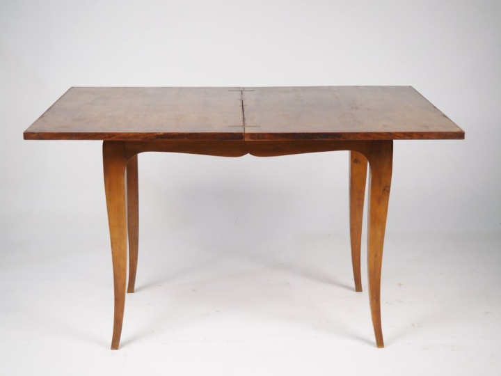 Table à écrire de style Louis XV, plateau dépliant. Dim. 72 x 89 x 60 