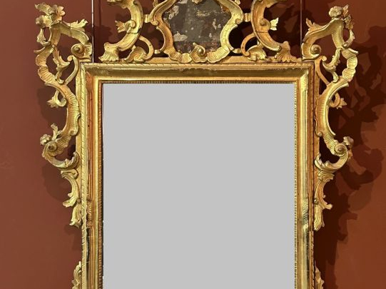 Glace Napoléon III de style Louis XIV en bois et stuc doré, à décor aj