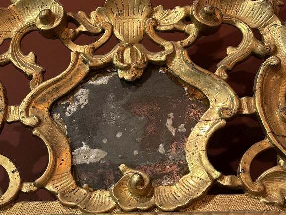 Glace Napoléon III de style Louis XIV en bois et stuc doré, à décor aj