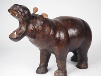 Vente aux enchères Ecole française XXème.  "Hippopotame" Grand sujet en bois gainé de cui