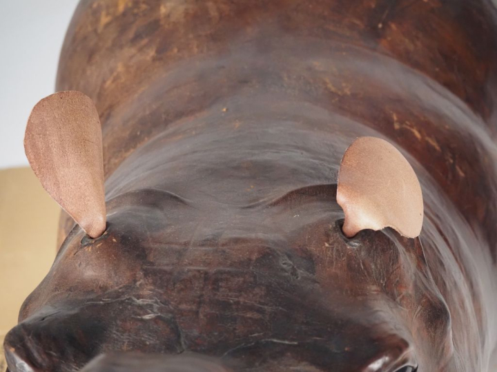 Ecole française XXème.  "Hippopotame" Grand sujet en bois gainé de cui