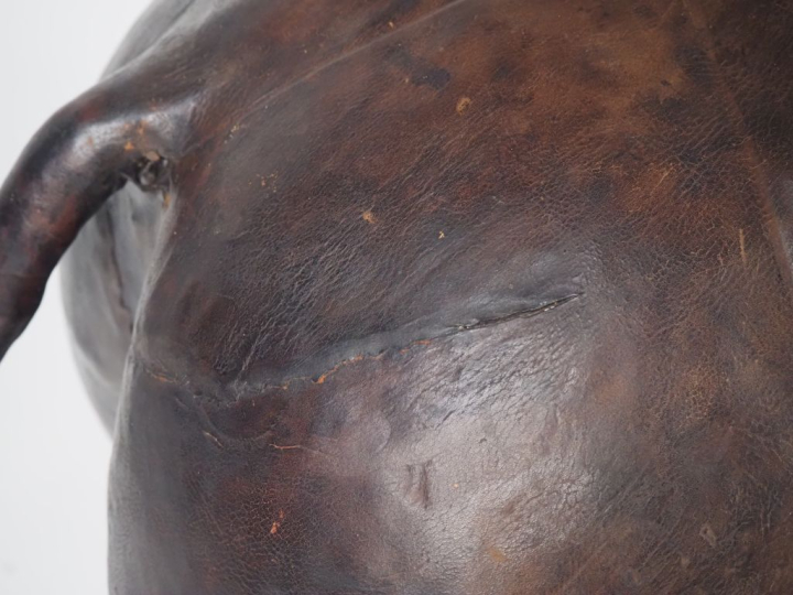 Ecole française XXème.  "Hippopotame" Grand sujet en bois gainé de cui