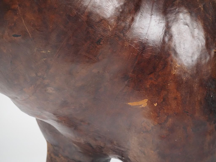 Ecole française XXème.  "Hippopotame" Grand sujet en bois gainé de cui
