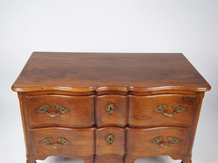 Commode Transition en bois mouluré et sculpté, façade galbé à léger re