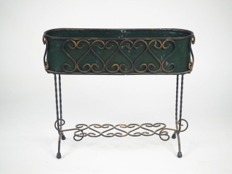 Vente aux enchères Jardinière XXème en tôle verte et fer forgé. Dim. 62 x 73 x 21 cm