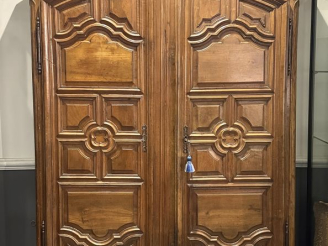 Vente aux enchères Armoire Louis XIV en bois mouluré et sculpté, à décor géométrique, cor