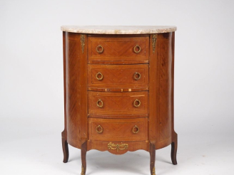 Vente aux enchères Petit meuble d'appui demie-lune en marqueterie, ouvrant à quatre tiroi