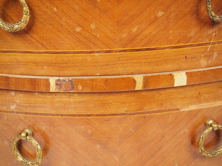 Petit meuble d'appui demie-lune en marqueterie, ouvrant à quatre tiroi