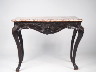 Vente aux enchères Console Louis XV en bois mouluré et sculpté, à décor de rocailles, de 
