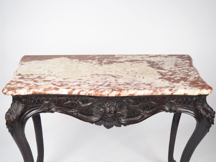 Console Louis XV en bois mouluré et sculpté, à décor de rocailles, de 