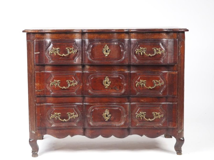 Commode XVIIIème en bois mouluré, dessus bois, façade mouvementée, ouv