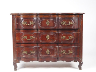 Vente aux enchères Commode XVIIIème en bois mouluré, dessus bois, façade mouvementée, ouv