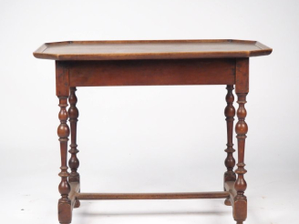 Vente aux enchères Table à écrire Louis XIII en bois tourné, plateau octogonal cabaret, p
