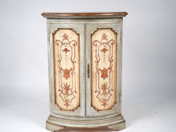 Encoignure de style Louis XVI en bois polychrome à décor de rinceaux f