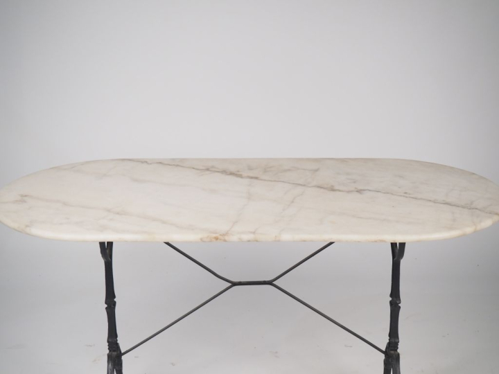 Table bistrot ovale, piétement en fonte,  plateau de marbre blanc. Dim