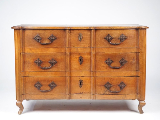 Vente aux enchères Commode XVIIIème à arbalète en noyer mouluré, dessus bois, pieds galbé
